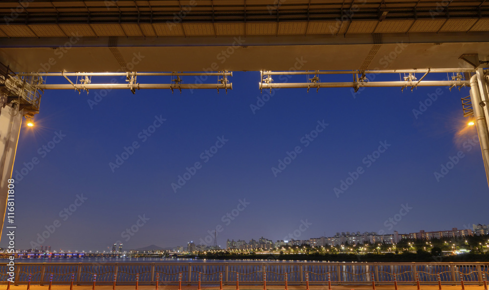 Fototapeta premium Seoul city at night by looking from the lower deck of Banpo bridge