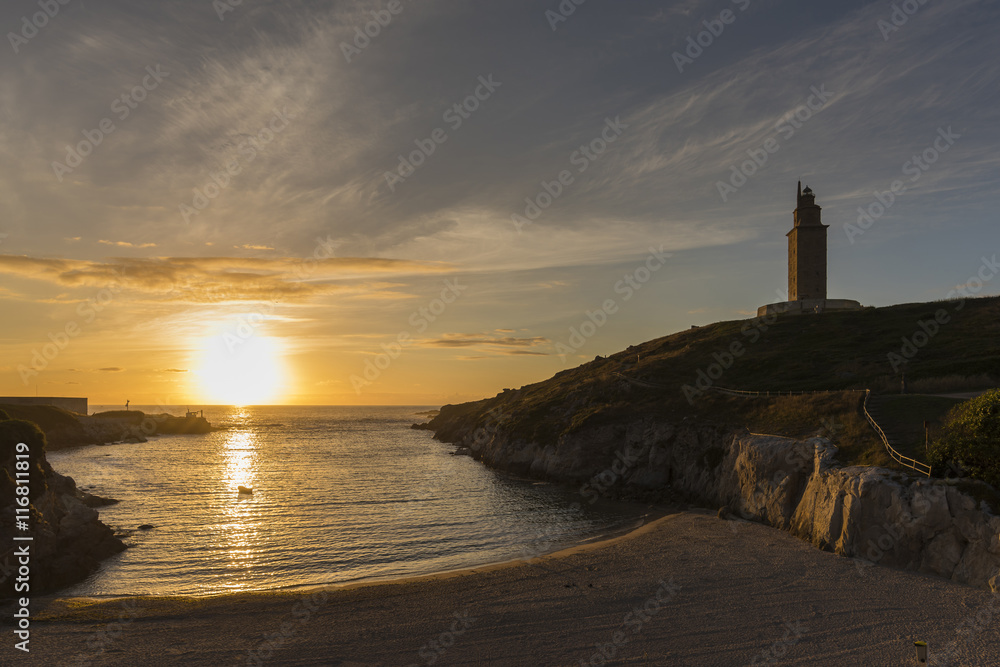 Playa de As Lapas y Torre de Hércules (La Coruña, España).