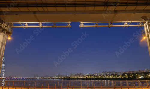 Tableau sur toile Seoul city at night  by looking from the lower deck of Banpo bridge