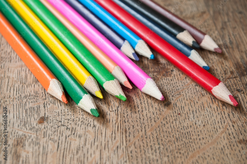 Crayons de couleur sur bureau en bois Crayons de couleur sur bureau en bois