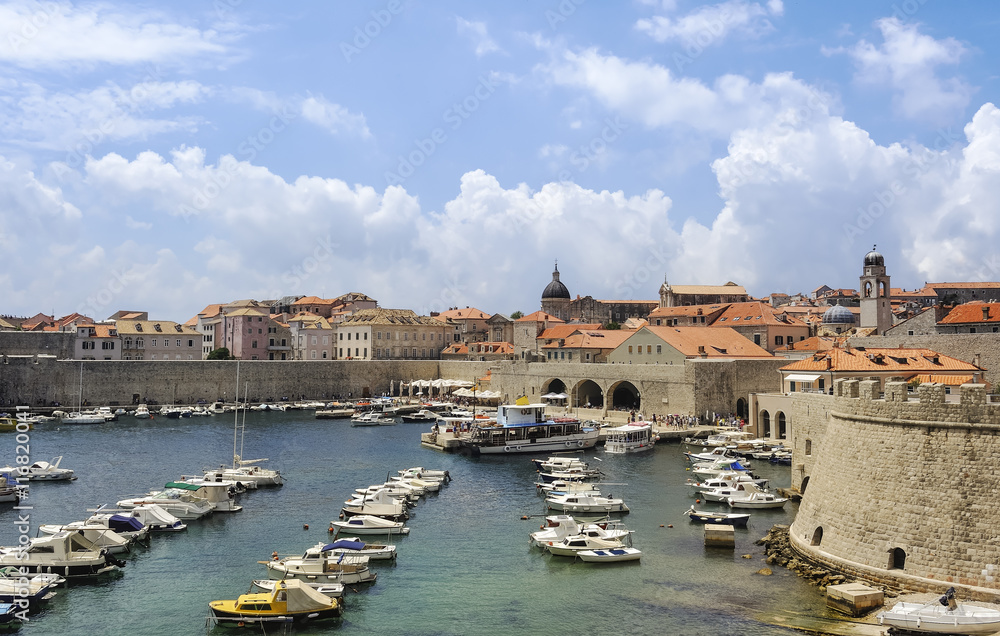 Hafen und Altstadt von Dubrovnik in Kroatien