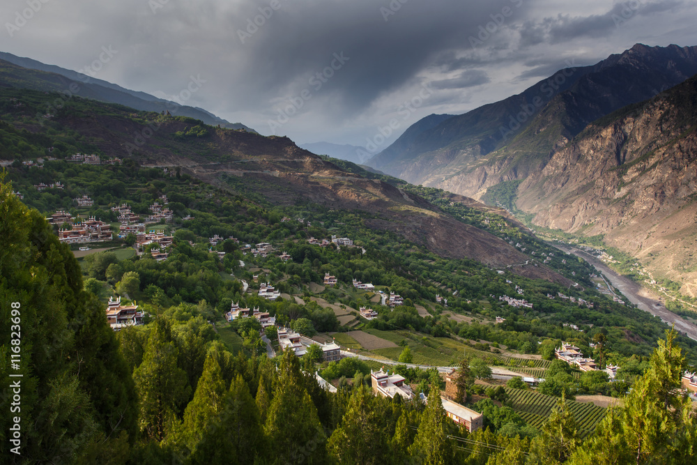 Obraz premium Danba Tibetan Villages at blue sky in sunshine day, are known as the most beautiful villages all over China