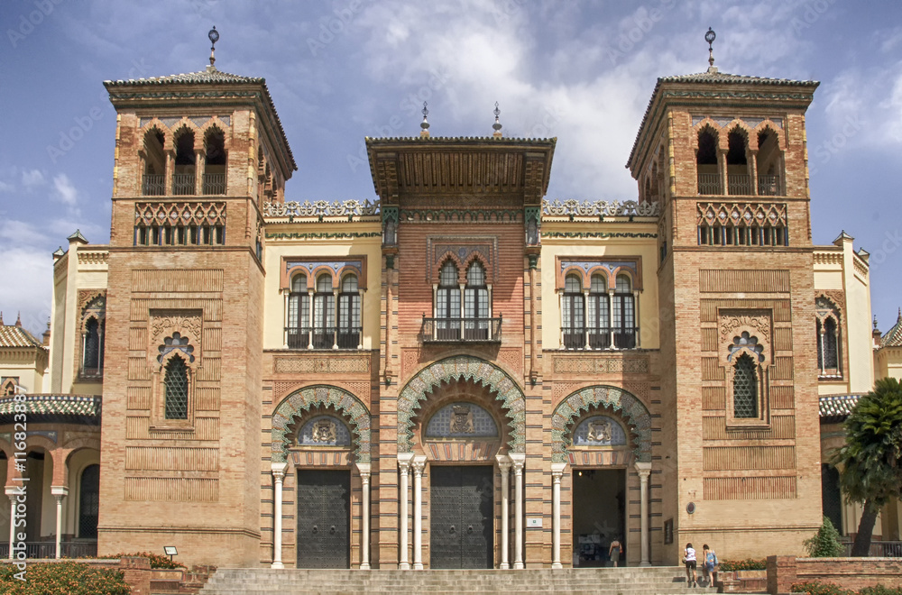 Fototapeta premium hermoso pabellón mudéjar del parque de María Luisa en la ciudad de Sevilla