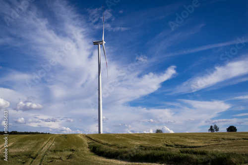 Windrad auf dem Feld - Windenergie mit Wolken