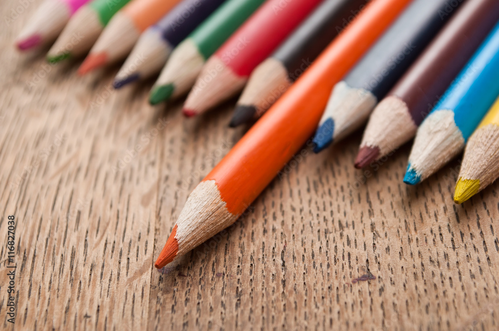 Crayons de couleur sur bureau en bois Crayons de couleur sur bureau en bois