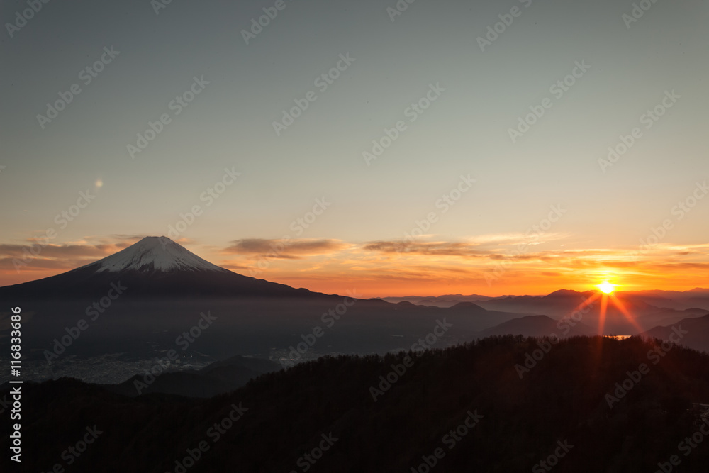 ｢富士山と夕陽｣

山梨県　三つ峠山より撮影