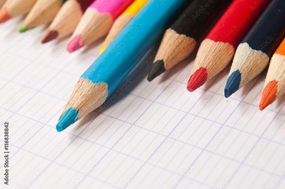 Crayons de couleur sur cahier d' écolier Crayons de couleur sur cahier d' écolier