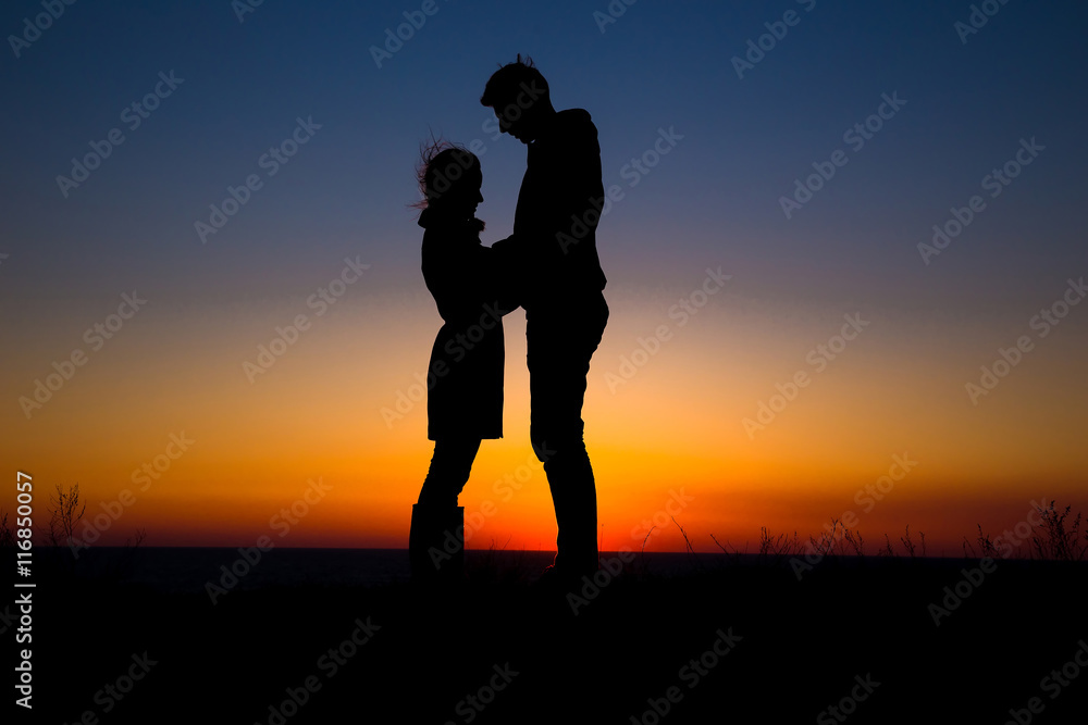 silhouette couple in love