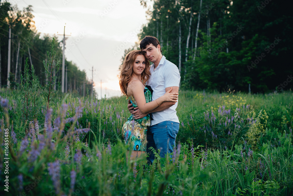Naklejka premium Lovers laughing in the summer park