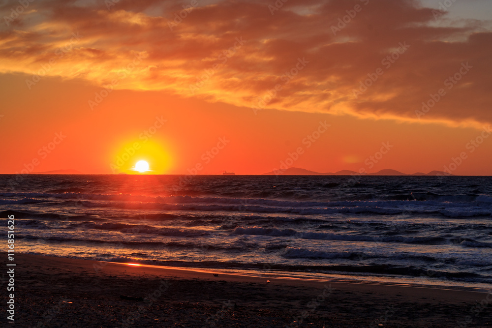 Buonanotte
Il sole che tramonta dietro l'Asinara, in Sardegna, visto dalla marina di Sorso