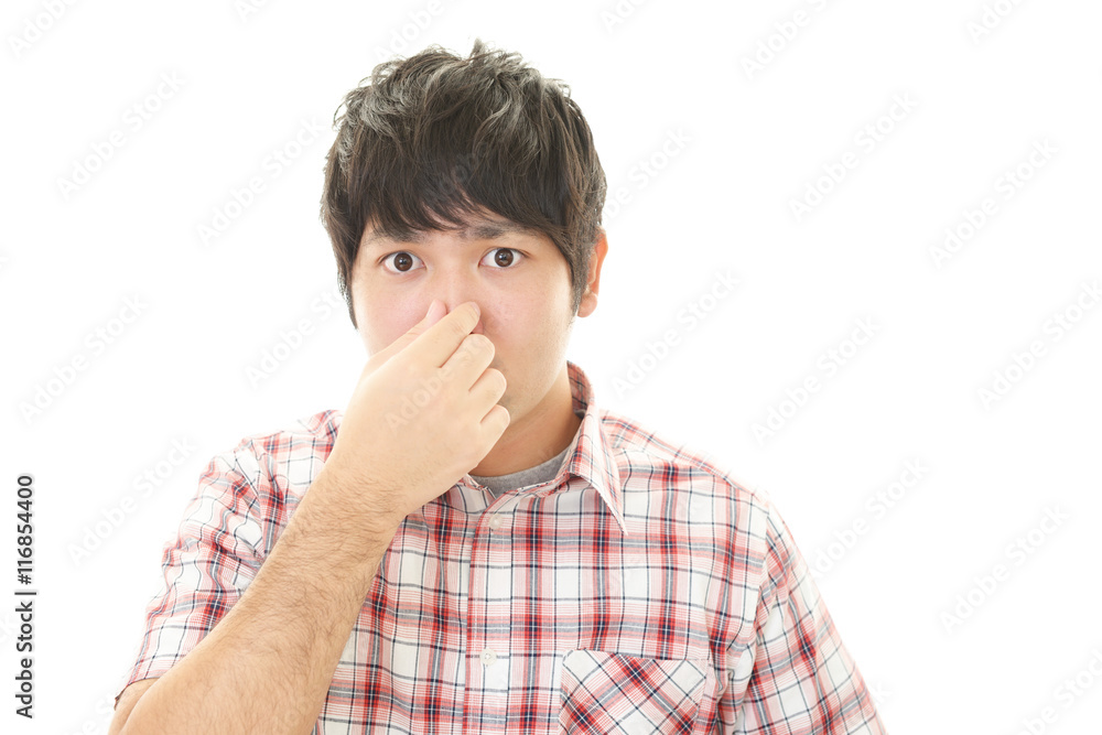 鼻をつまむ男性 鼻をつまむ男性
