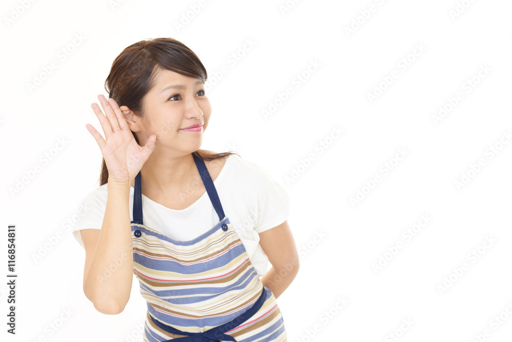 耳に手を当てる女性 耳に手を当てる女性