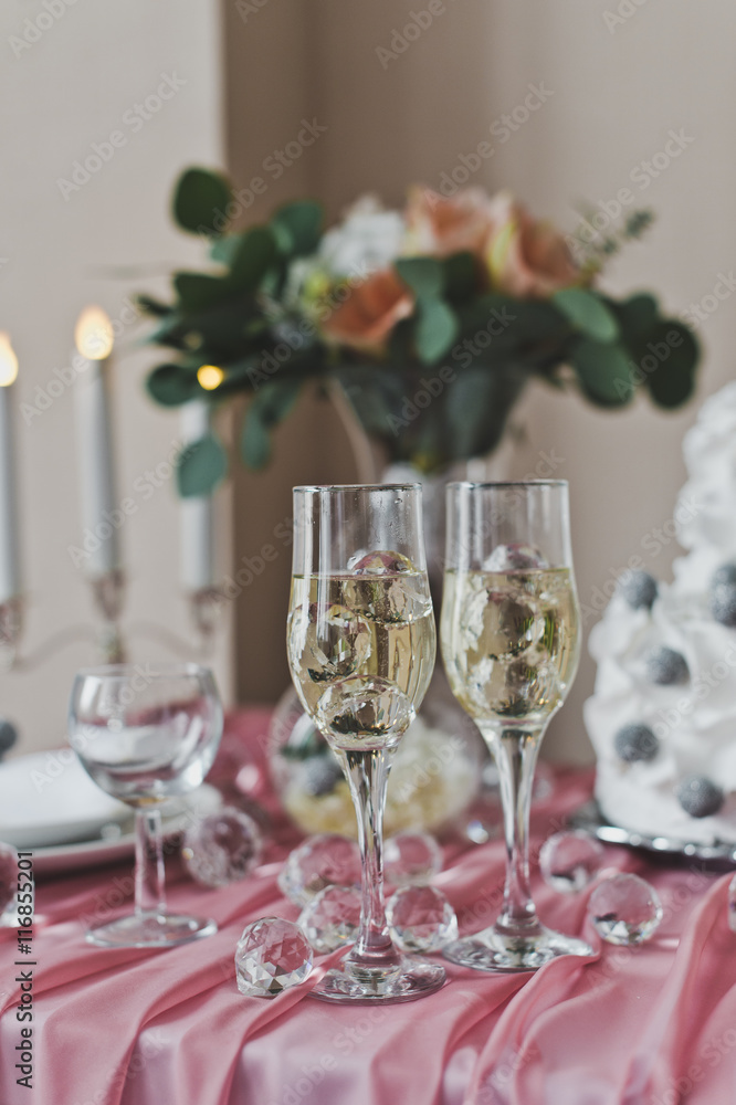The champagne glasses are on a pink, decorated the table 6448. The champagne glasses are on a pink, decorated the table 6448.