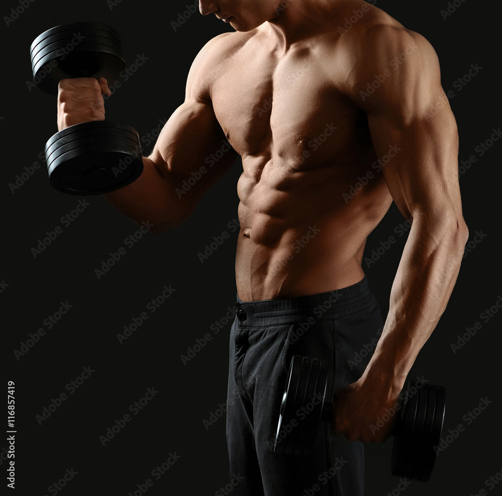 Naklejka premium Male bodybuilder posing in studio