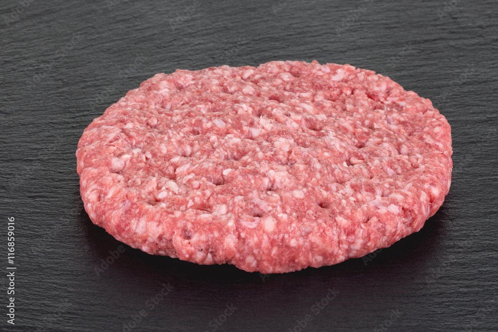 Ein roher Burger in Vorbereitung zum Grillen.Auf Schieferplatte –  Stock-Foto | Adobe Stock