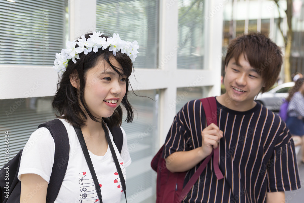 若者 男女 2人 カップル 会話 原宿 表参道 カメラ目線 スナップ 通り 屋外 風 Stock Photo Adobe Stock