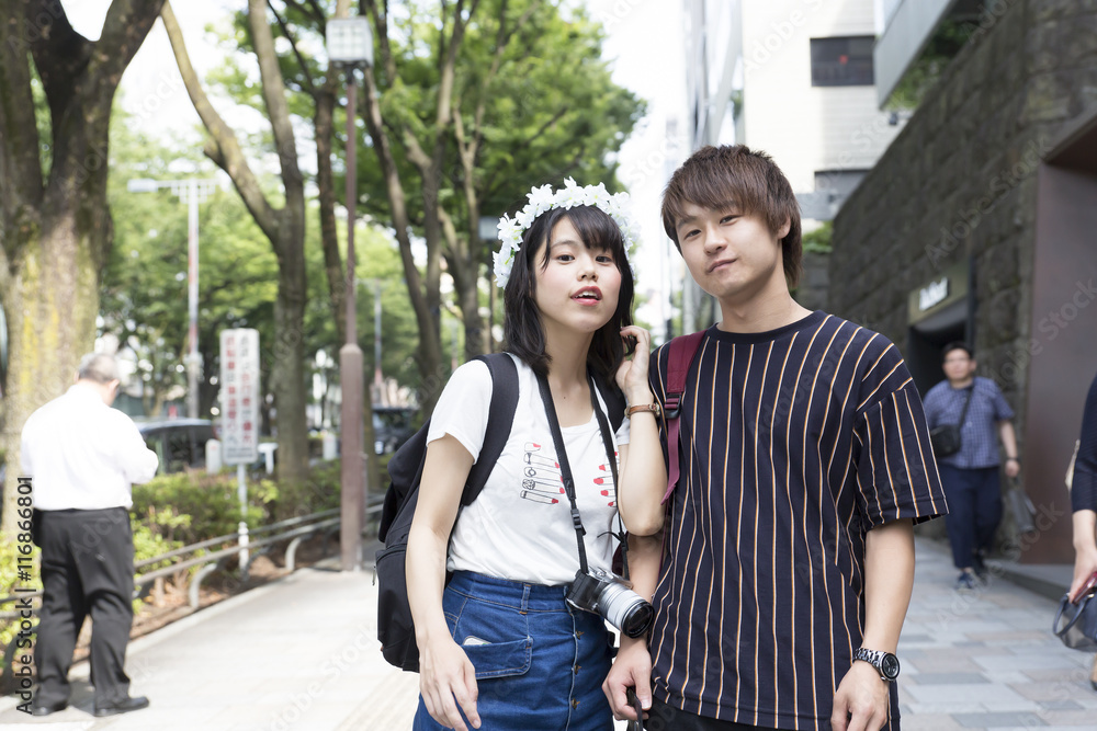 若者 男女 2人 カップル 原宿 表参道 カメラ目線 スナップ 通り 屋外 観光 Stock Photo Adobe Stock