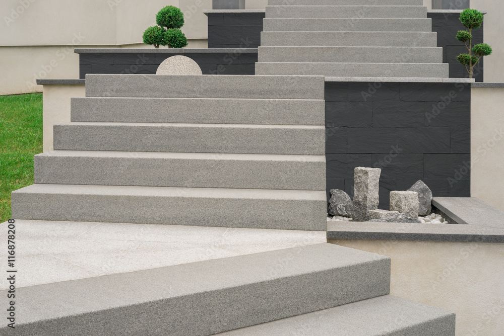 Moderner mit dreiläufiger Außentreppe als Winkeltrppe mit