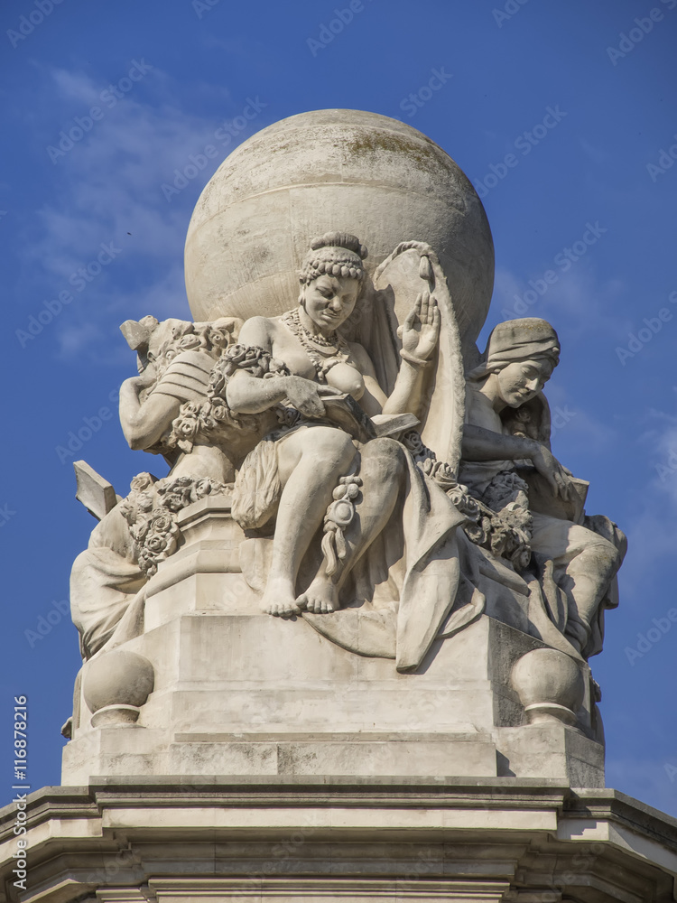 Detalle del monumento a Cervantes en Madrid