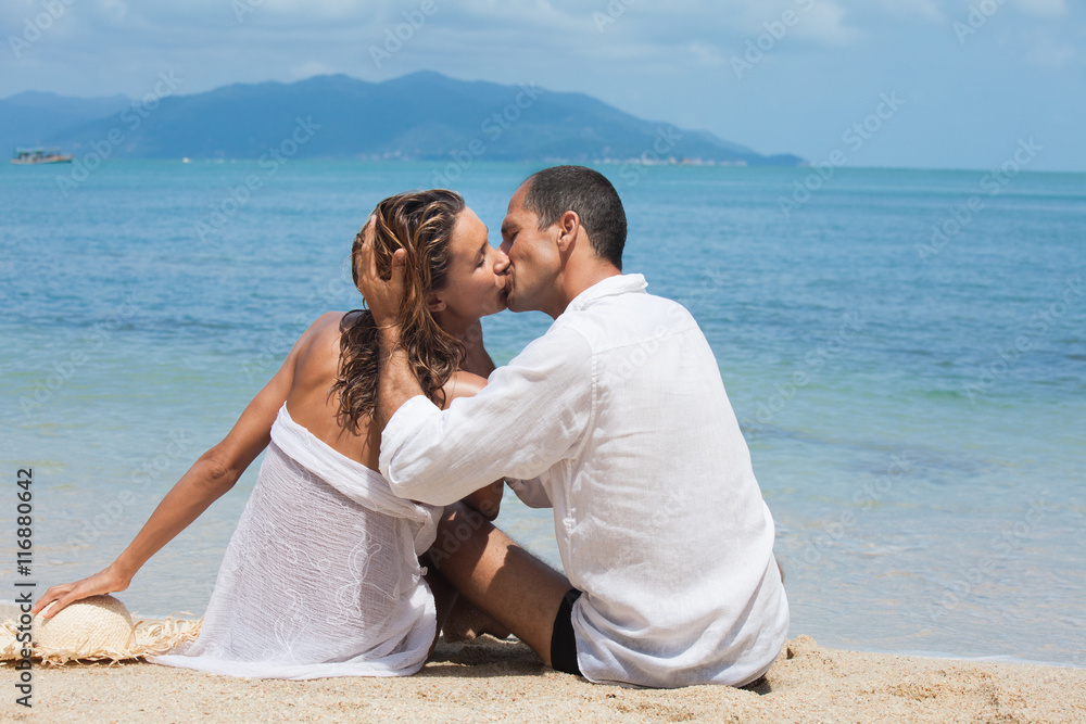 couple sur une plage de rêve au bord de la mer qui s'embrasse couple sur une plage de rêve au bord de la mer qui s'embrasse