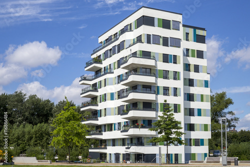 Fassade eines modernen Wohngebäudes in Hamburg, Deutschland