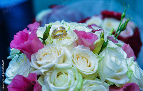 Bridal bouquet and weddind ringss isolated on bokeh background