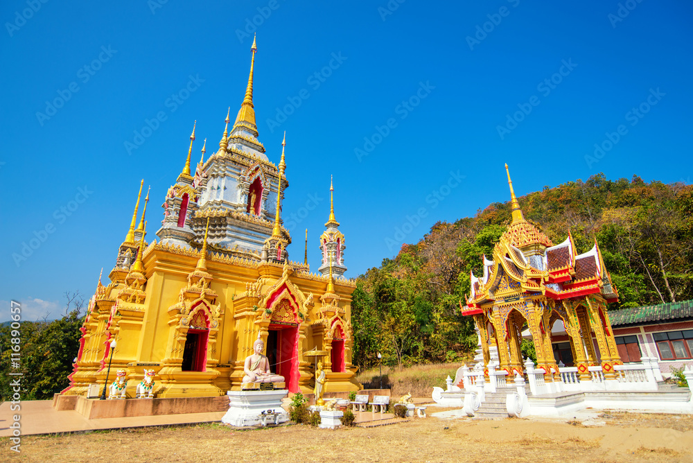 Fototapeta premium beautiful golden pagoda with blue sky in Thailand
