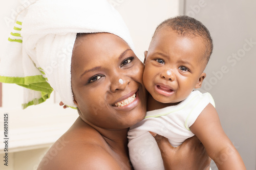 jeune mère en serviette câline son bébé en pleur photo