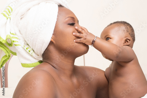 Foto mère embrassant tendrement son bébé après le bain