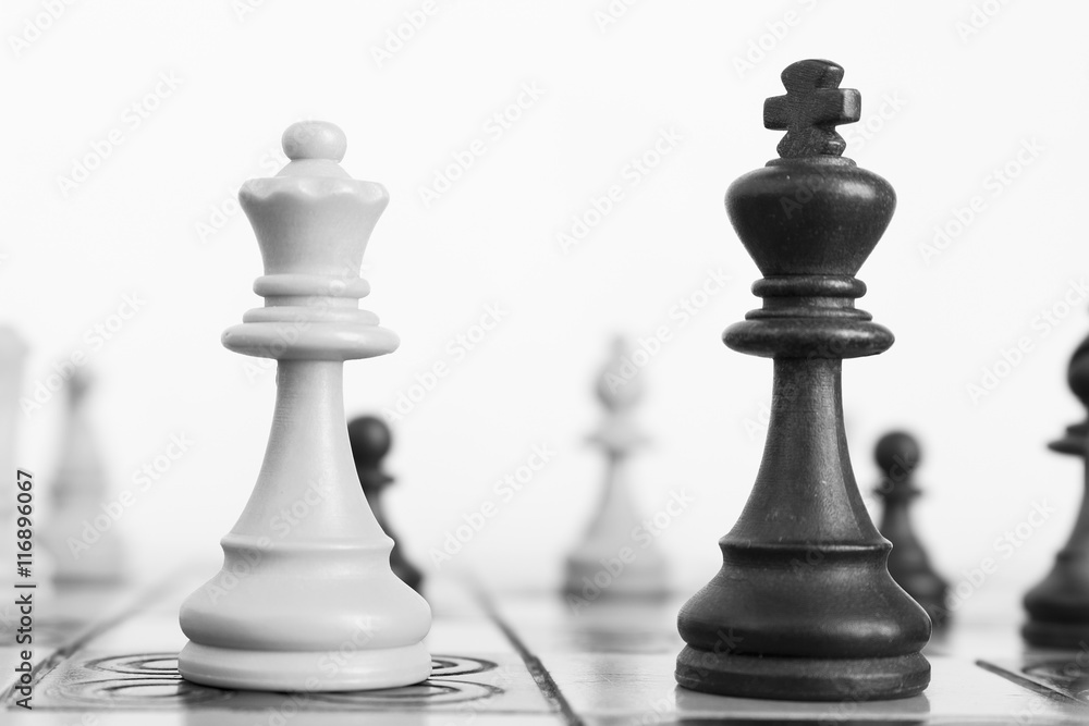 Scacchi fotografati su una scacchiera Scacchi fotografati su una scacchiera