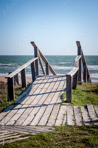 Una escalera de madera en una playa de Andalucia, en España
