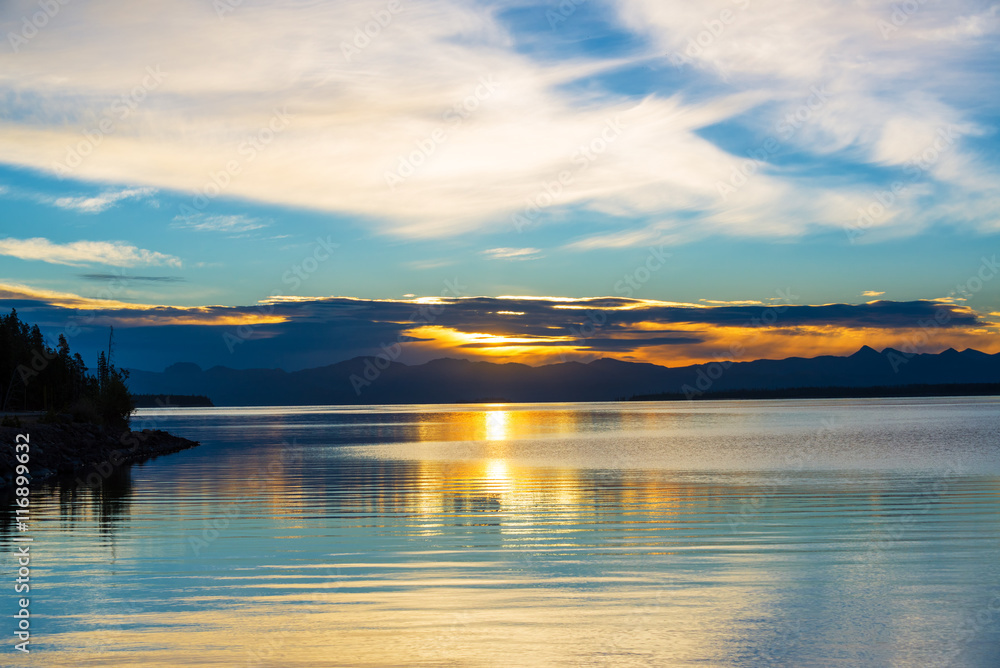 Fototapeta premium Sunrise over Yellowstone Lake