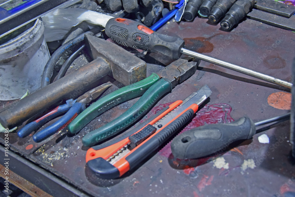 Fototapeta premium Narzędzia leżące na brudnym stole