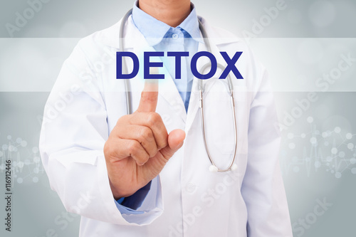 Foto Doctor hand touching detox sign on virtual screen