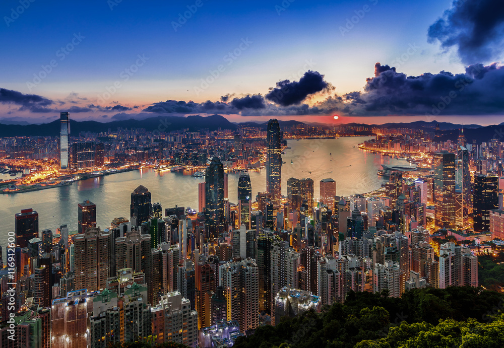 Naklejka premium Widok miasta Hongkong od szczytu o świcie