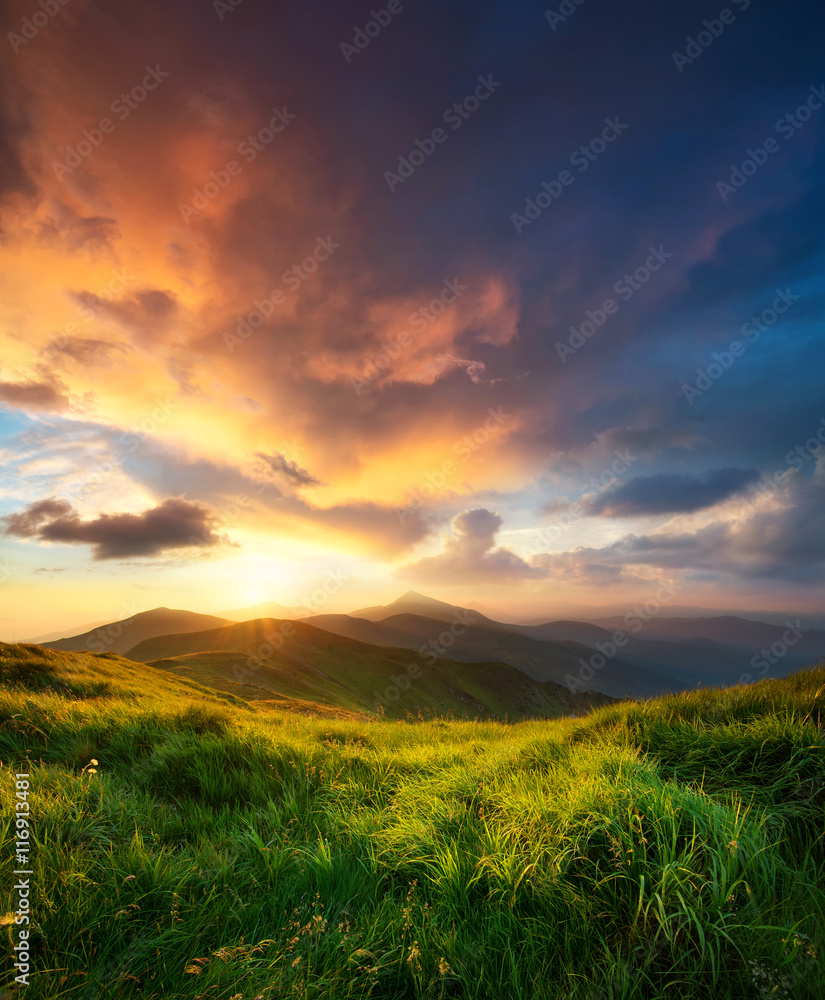Fototapeta premium Górska dolina podczas wschodu słońca. Naturalny krajobraz lato