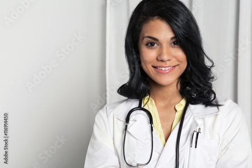 Foto Hispanic doctor in an exam room.