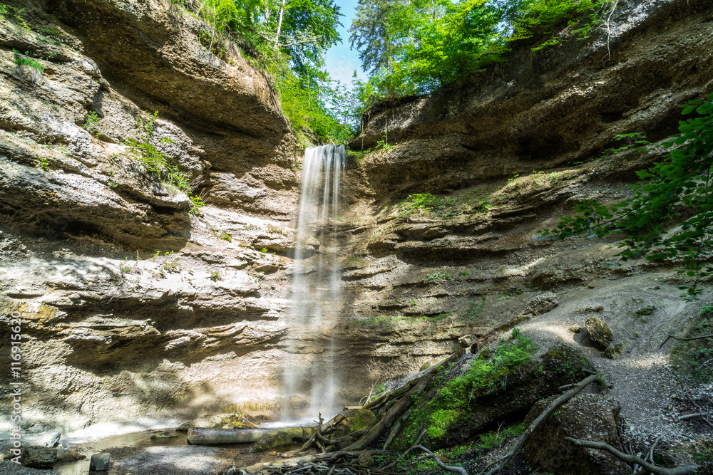 Fototapeta premium Wasserfall am Ende der Pähler Schlucht in Oberbayern mit Langzeitbelichtung