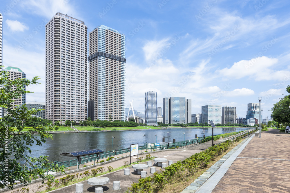 運河沿いの越中島公園とタワーマンション