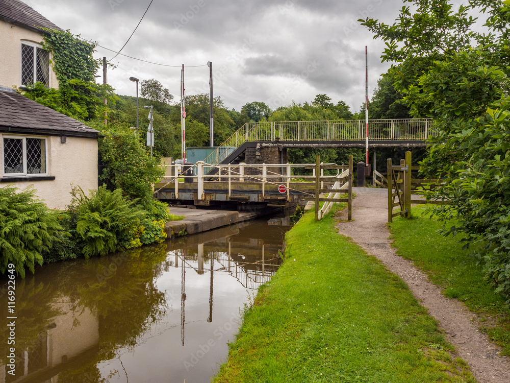 Macclesfield, Cheshire, UK. July 25th 2016. Swing bridge over canal, Macclesfield, Cheshire, UK Macclesfield, Cheshire, UK. July 25th 2016. Swing bridge over canal, Macclesfield, Cheshire, UK