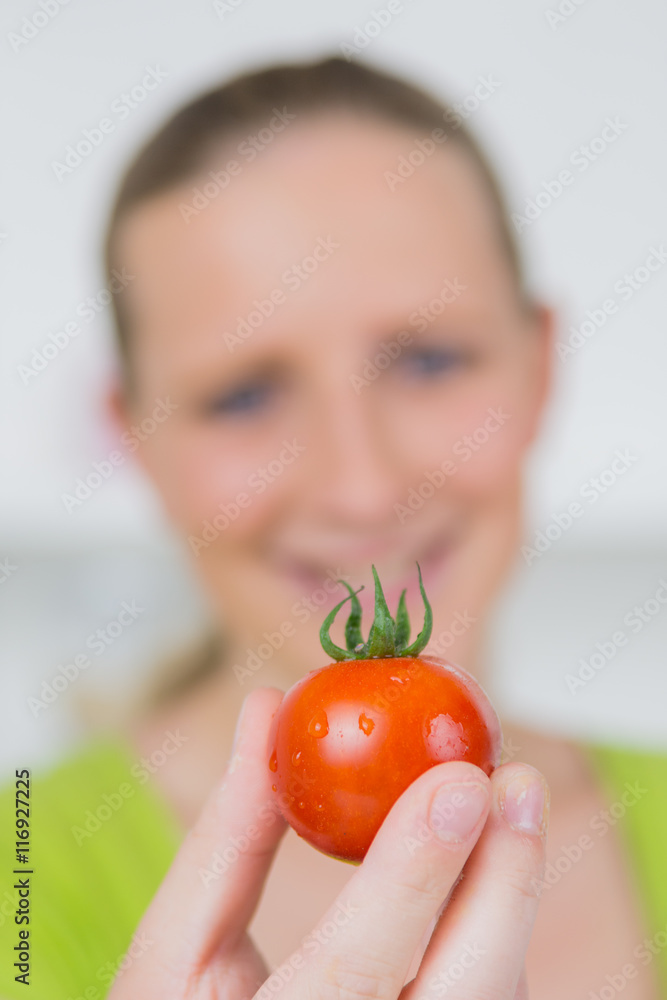 frau hält eine tomate in der hand frau hält eine tomate in der hand