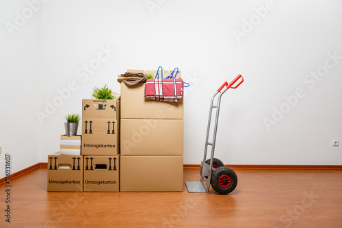 Umzugskartons im neuen Heim mit Sackkarre