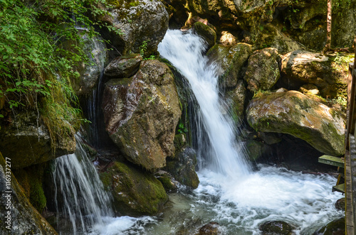 Sch  umende Wasserf  lle zwischen Felsen