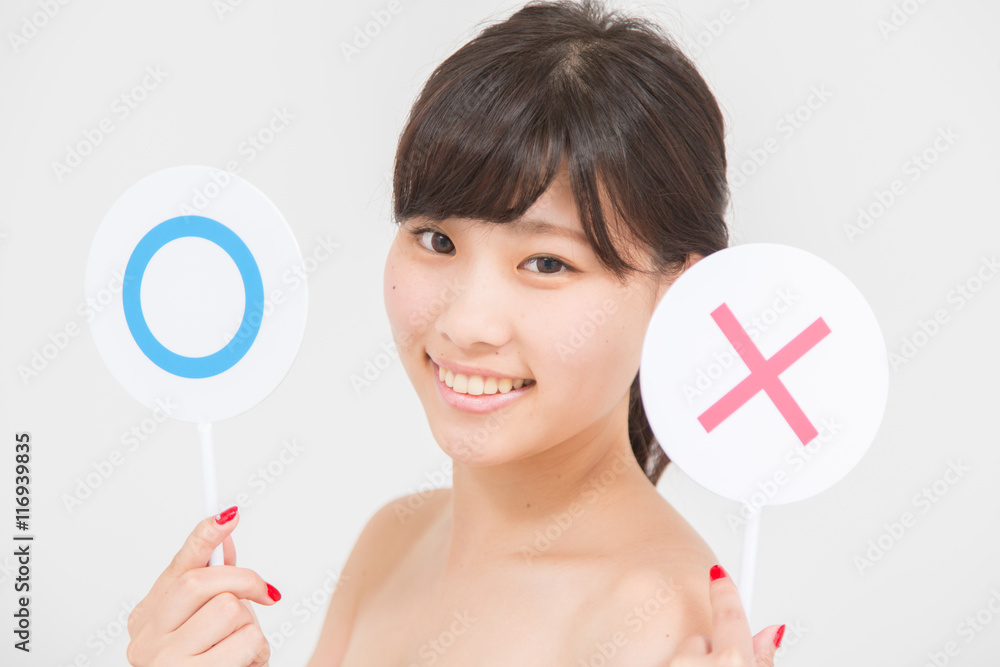 美容について判定する女性 美容について判定する女性