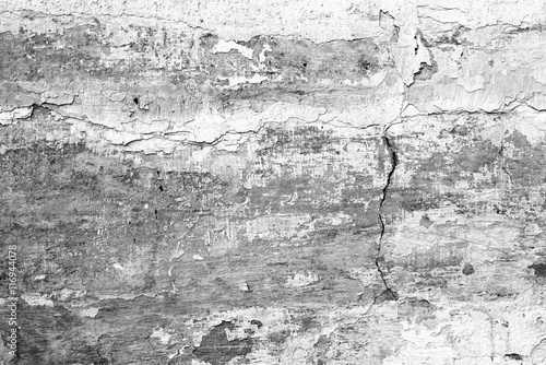 Fragment ściany z zadrapaniami i pęknięciami