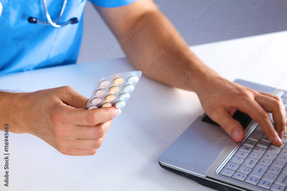 Obraz premium the doctor writes a prescription pill on the computer