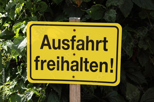 Schild Ausfahrt freihalten  photo