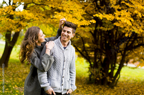Couple in autumn park © BGStock72