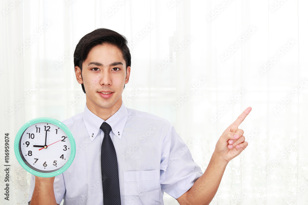 時計を持つ笑顔の男性