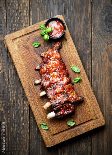 Fotografia grilled ribs on a cutting board. rustic style